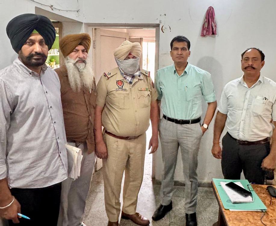 DRIVE AGAINST CORRUPTION: ASI CARRESTED RED-HANDED BY VIGILANCE BUREAU WHILE TAKING 15,000 BRIBE